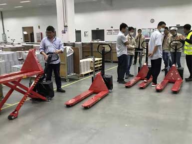 電動(dòng)高升程搬運(yùn)車交付使用，感謝廠家羅總親自跟客戶講解操作方法！